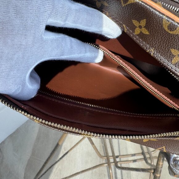 🇫🇷 - Louis Vuitton:  Mongram Nil 28 Crossbody Messenger Bag - Picture 4 of 8